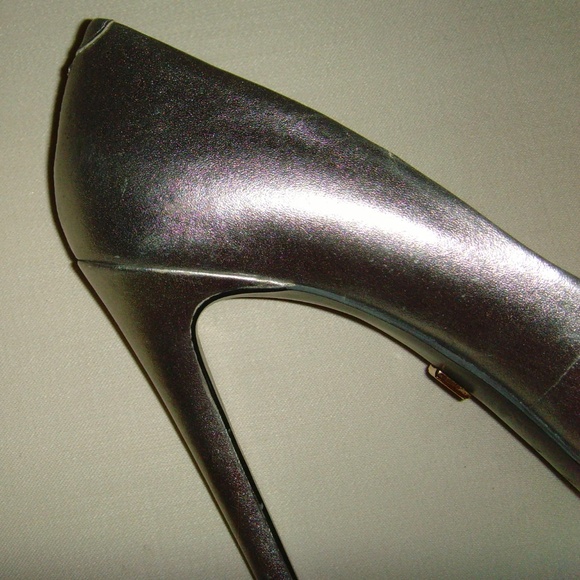 Pour La Victoire Metallic Silver Irina Pumps - 9 NEW - Picture 10 of 14
